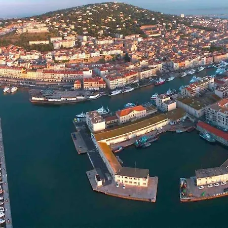 Centre Proche Des Quais, Avec Parking Prive
